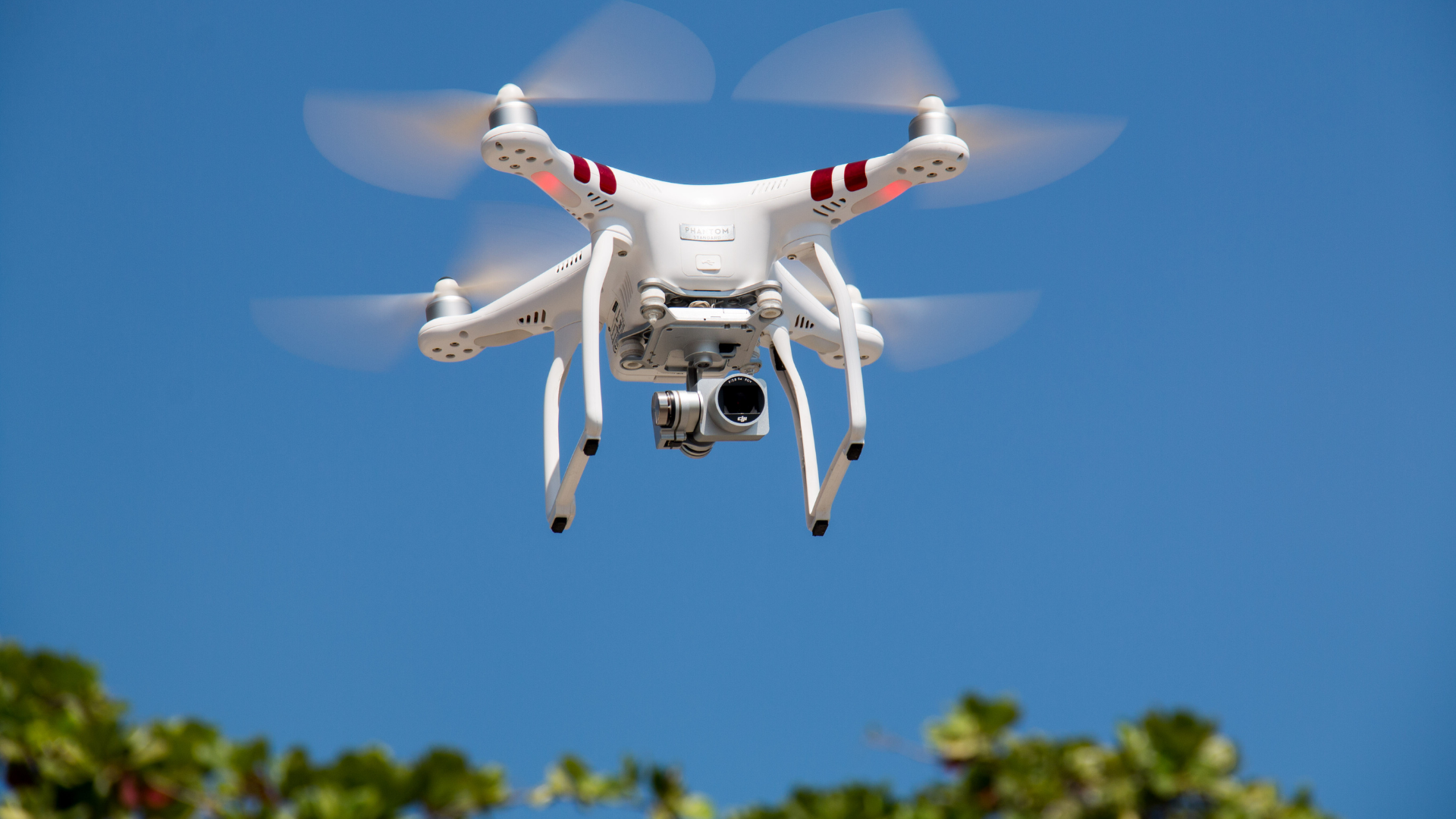 dron doprovází děti na cestě do školy za tmy nebo v nepřehledných podmínkách